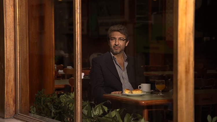 Ricardo Darín as Simón in the 'Bombita' episode of 'Relatos Salvajes,' gazing pensively out the window.