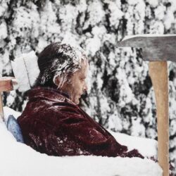 Jack Nicholson's Frozen Moment: The Untold Story Behind "The Shining" Finale โ Explained! In the climactic scene of 'The Shining,' Jack Torrance (Jack Nicholson) stands frozen in the snow, holding an ax, resembling a lifeless dummy.
